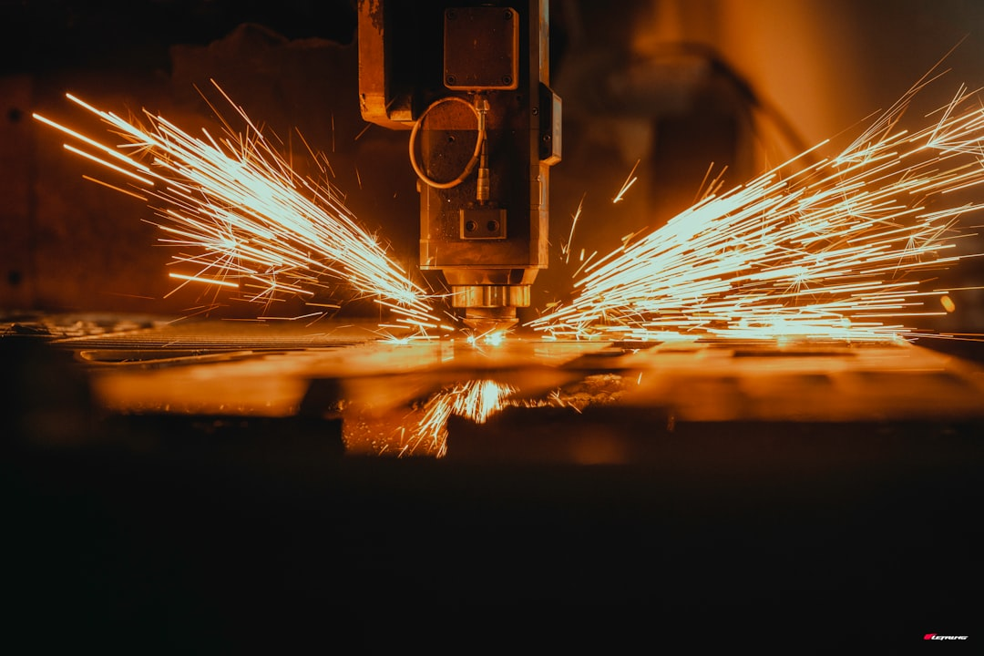 Detailaufnahme eines modernen CNC-Fräszentrums in Aktion bei Stmachinery.pro